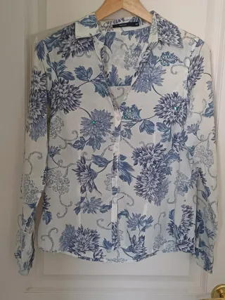 Camisa floral azul y blanca talla L