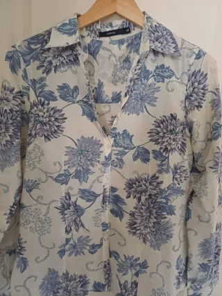 Camisa floral azul y blanca talla L