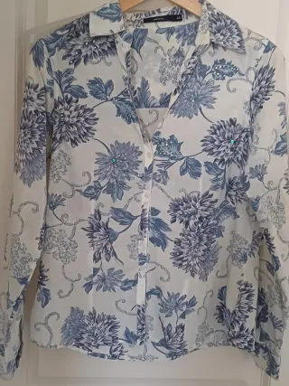 Camisa floral azul y blanca talla L