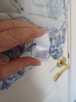 Camisa floral azul y blanca talla L