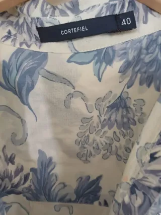 Camisa floral azul y blanca talla L