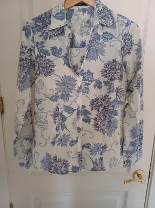 Camisa floral azul y blanca talla L