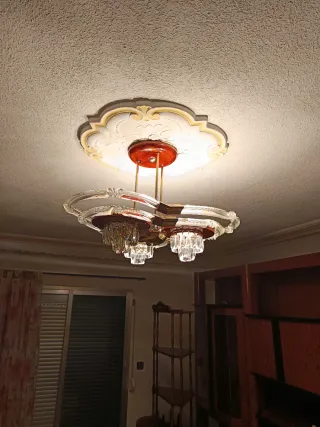 Lámpara de techo dorada y roja