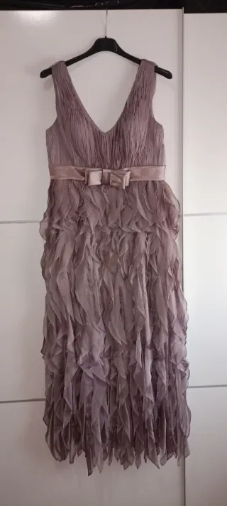 Vestido largo con plumas  y lazo