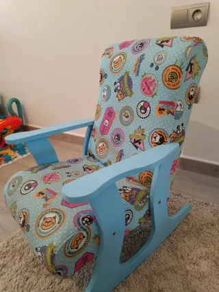 Mecedora infantil acolchada de madera