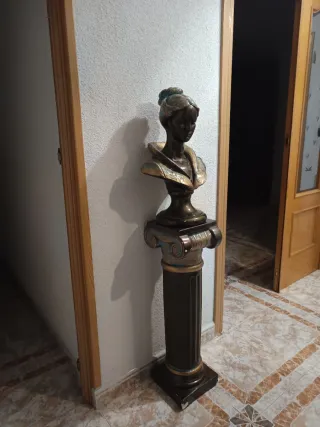 Escultura de busto de mujer