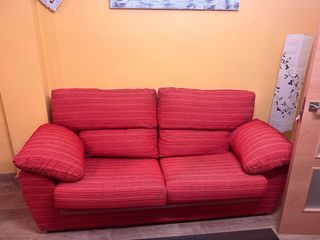Sofá de tela rojo en muy buen estado desenfundable