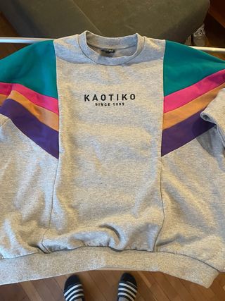 Sudadera Kaotiko gris con detalles multicolor