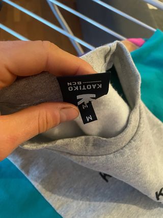 Sudadera Kaotiko gris con detalles multicolor