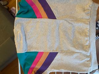 Sudadera Kaotiko gris con detalles multicolor