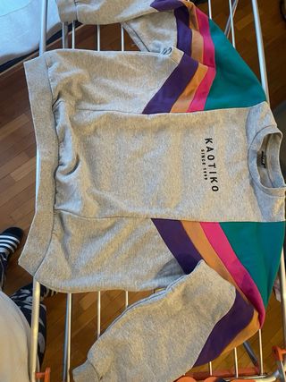 Sudadera Kaotiko gris con detalles multicolor