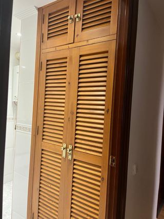 Puerta de madera con lamas mayorquina