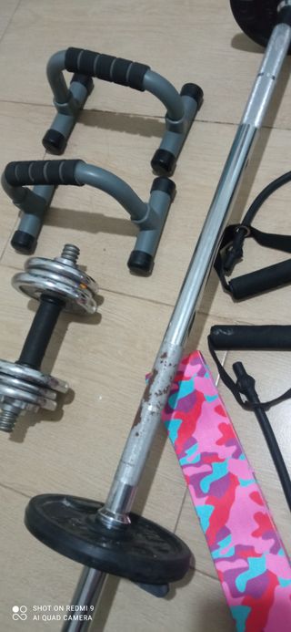 Juego de pesas y accesorios fitness