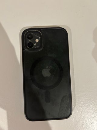 iPhone 11 Gris con funda inhalambrica