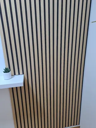 Revestimiento de pared madera y negro