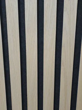 Revestimiento de pared madera y negro