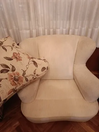 Dos sillones orejeros tapizados