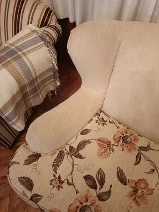 Dos sillones orejeros tapizados