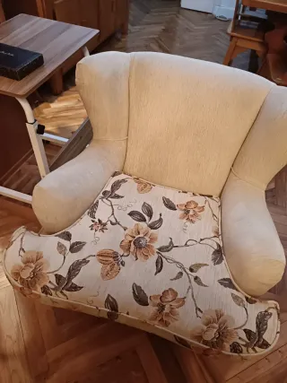 Dos sillones orejeros tapizados