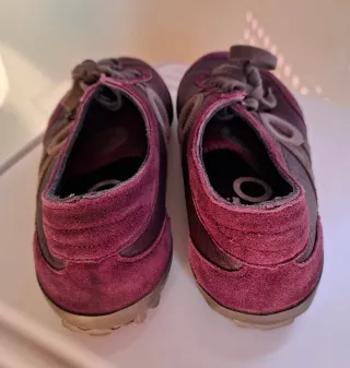 Zapatillas deportivas marrones y moradas