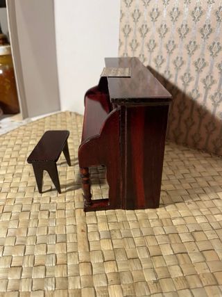 Pianoforte e panca per casa delle bambole