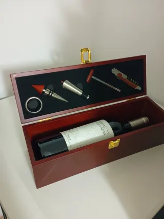 Caja vino con accesorios