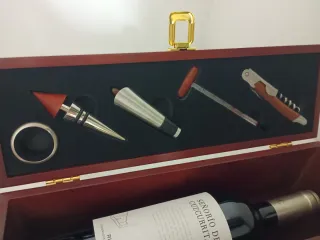 Caja vino con accesorios
