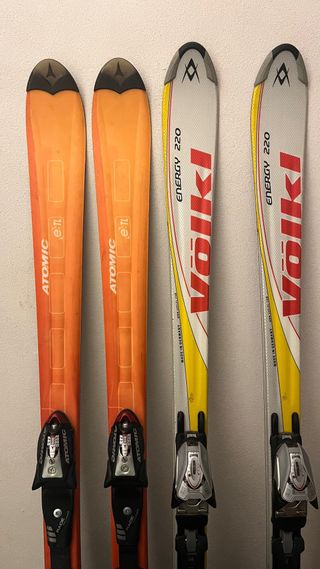 Esquís Atomic e:TL y Völkl Energy 220