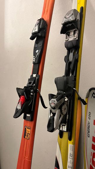 Esquís Atomic e:TL y Völkl Energy 220