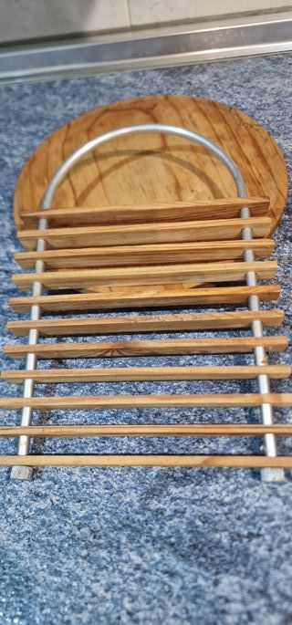 SALVAMANTELES Y PLATO DE MADERA