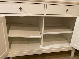 Aparador de IKEA, modelo IDANÄS en color blanco.