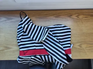 Vestido largo fiesta rayas blanco y negro.