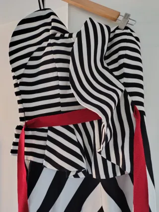 Vestido largo fiesta rayas blanco y negro.