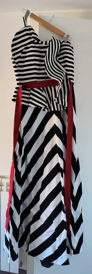 Vestido largo fiesta rayas blanco y negro.