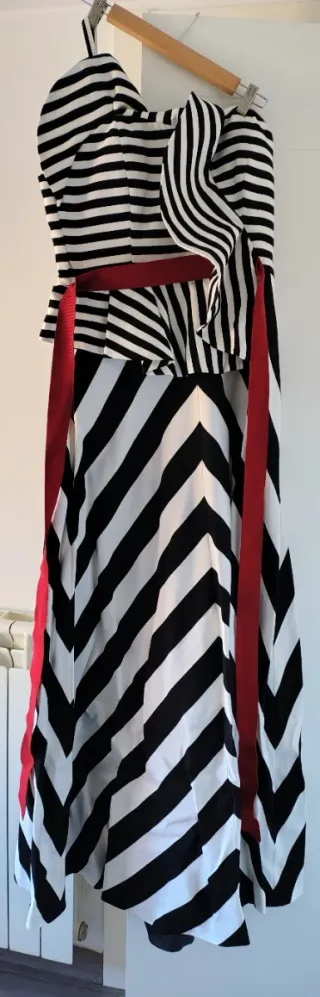 Vestido largo fiesta rayas blanco y negro.