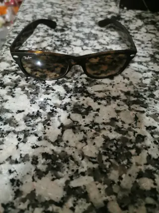 Gafas de sol Ray-Ban negras y marrones