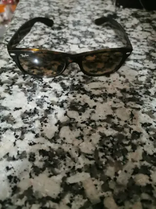 Gafas de sol Ray-Ban negras y marrones