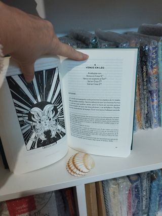 Lote 2 libros sobre Venus (astrologia y mitología)