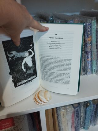 Lote 2 libros sobre Venus (astrologia y mitología)