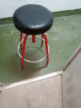 Taburete Alto Negro y Rojo