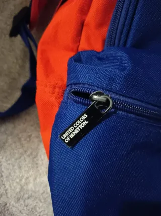 Mochila Benetton roja y Azul