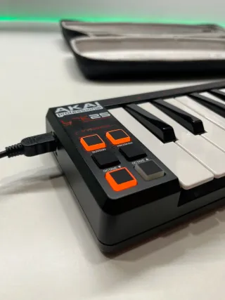 Teclado MIDI Akai LPK25 + funda, cable Como Nuevos