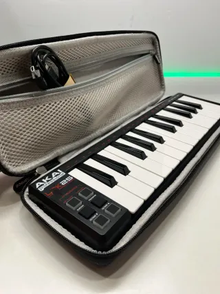 Teclado MIDI Akai LPK25 + funda, cable Como Nuevos