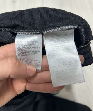 Giacca Adidas nera e rossa