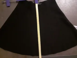 Falda negra evasé corte favorecedor