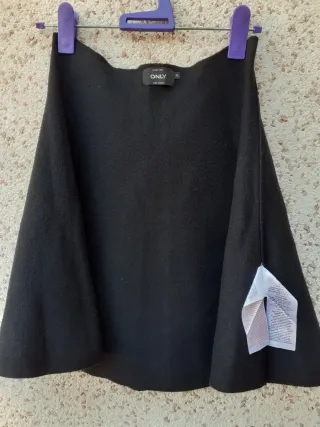 Falda negra evasé corte favorecedor