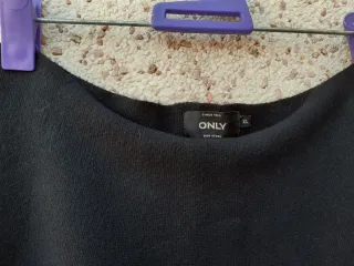 Falda negra evasé corte favorecedor