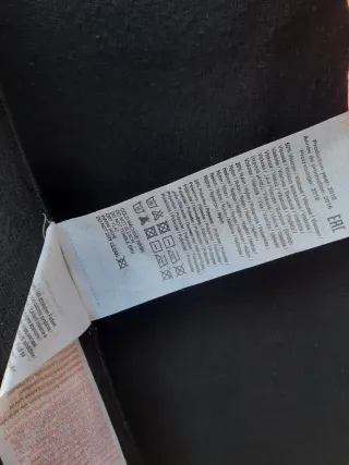 Falda negra evasé corte favorecedor