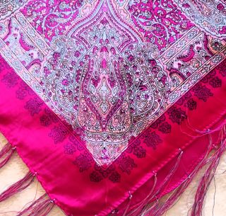 Pañuelo Fucsia con Flecos Estampado Paisley