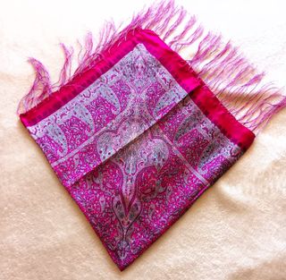 Pañuelo Fucsia con Flecos Estampado Paisley